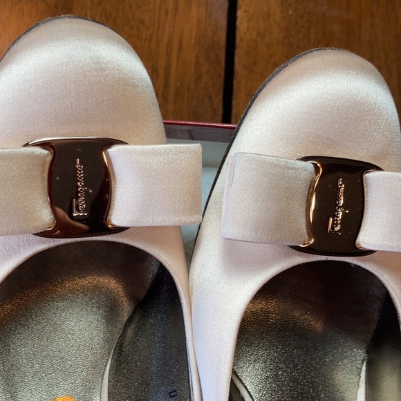 Salvatore Ferragamo goldish/cream satin heels - Picture 2 of 4